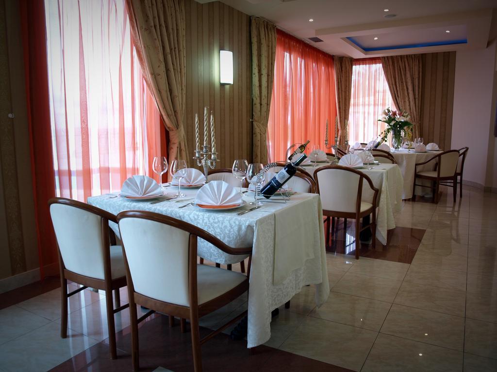 Hotel Neva Podstrana Extérieur photo